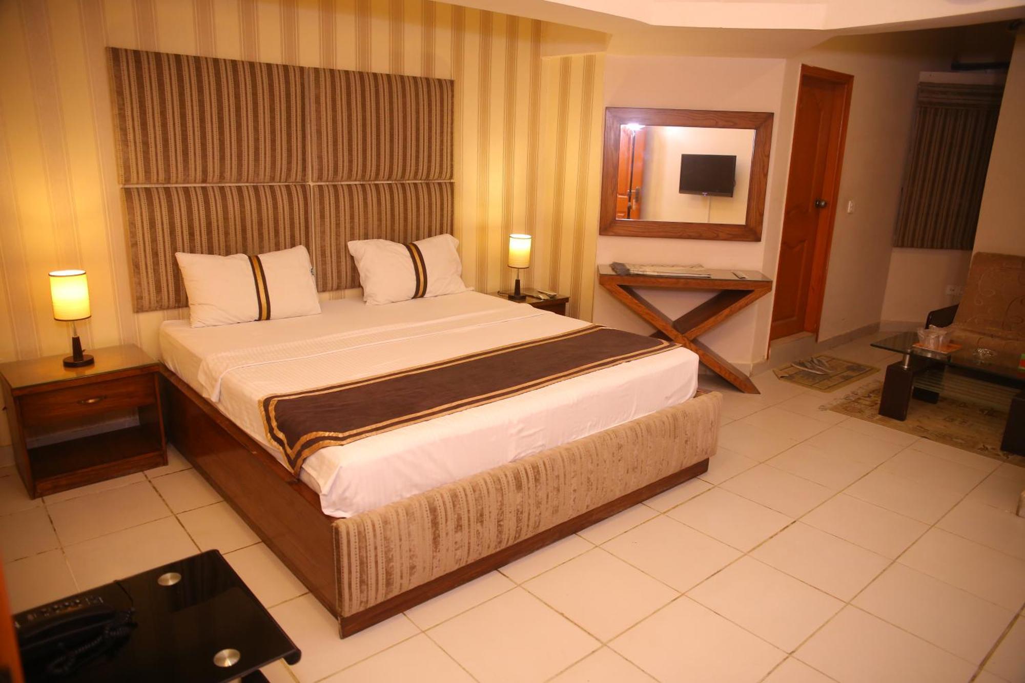 Royal Inn Hotel Karachi Exteriör bild
