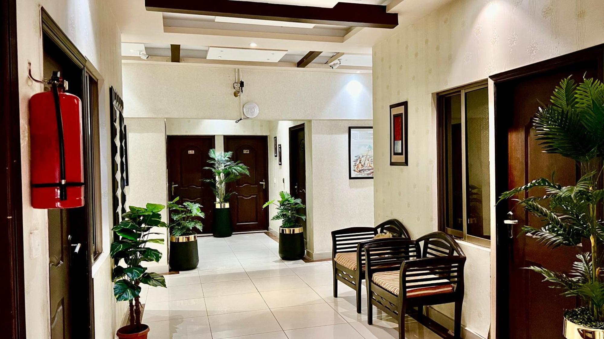 Royal Inn Hotel Karachi Exteriör bild
