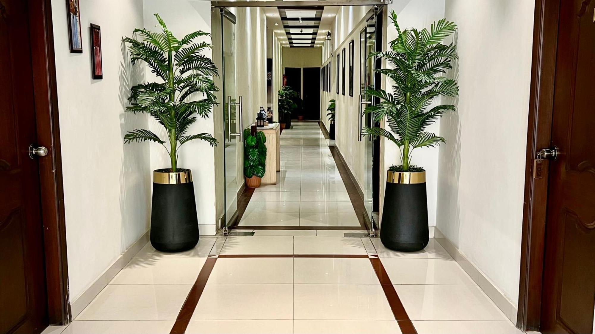 Royal Inn Hotel Karachi Exteriör bild
