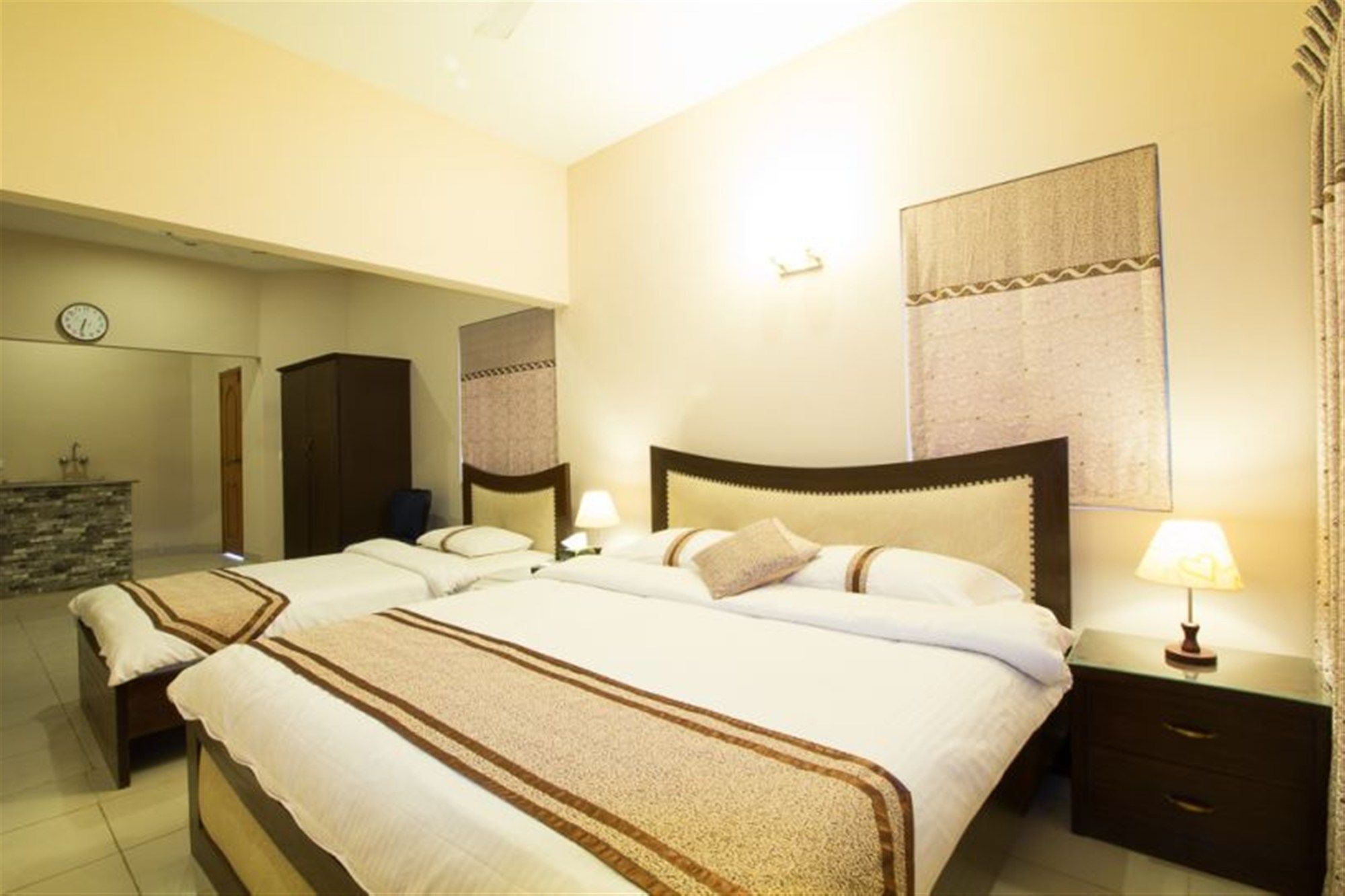 Royal Inn Hotel Karachi Exteriör bild