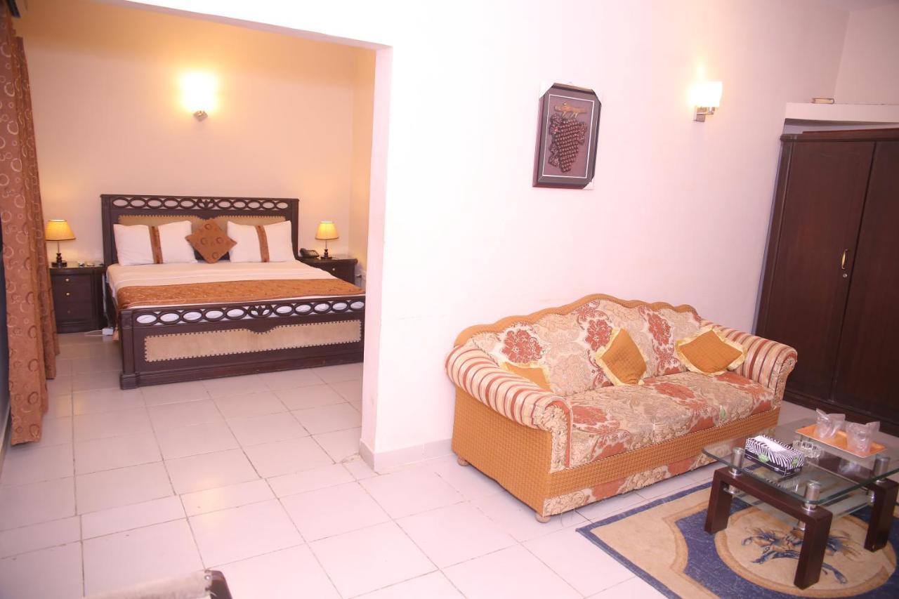 Royal Inn Hotel Karachi Exteriör bild